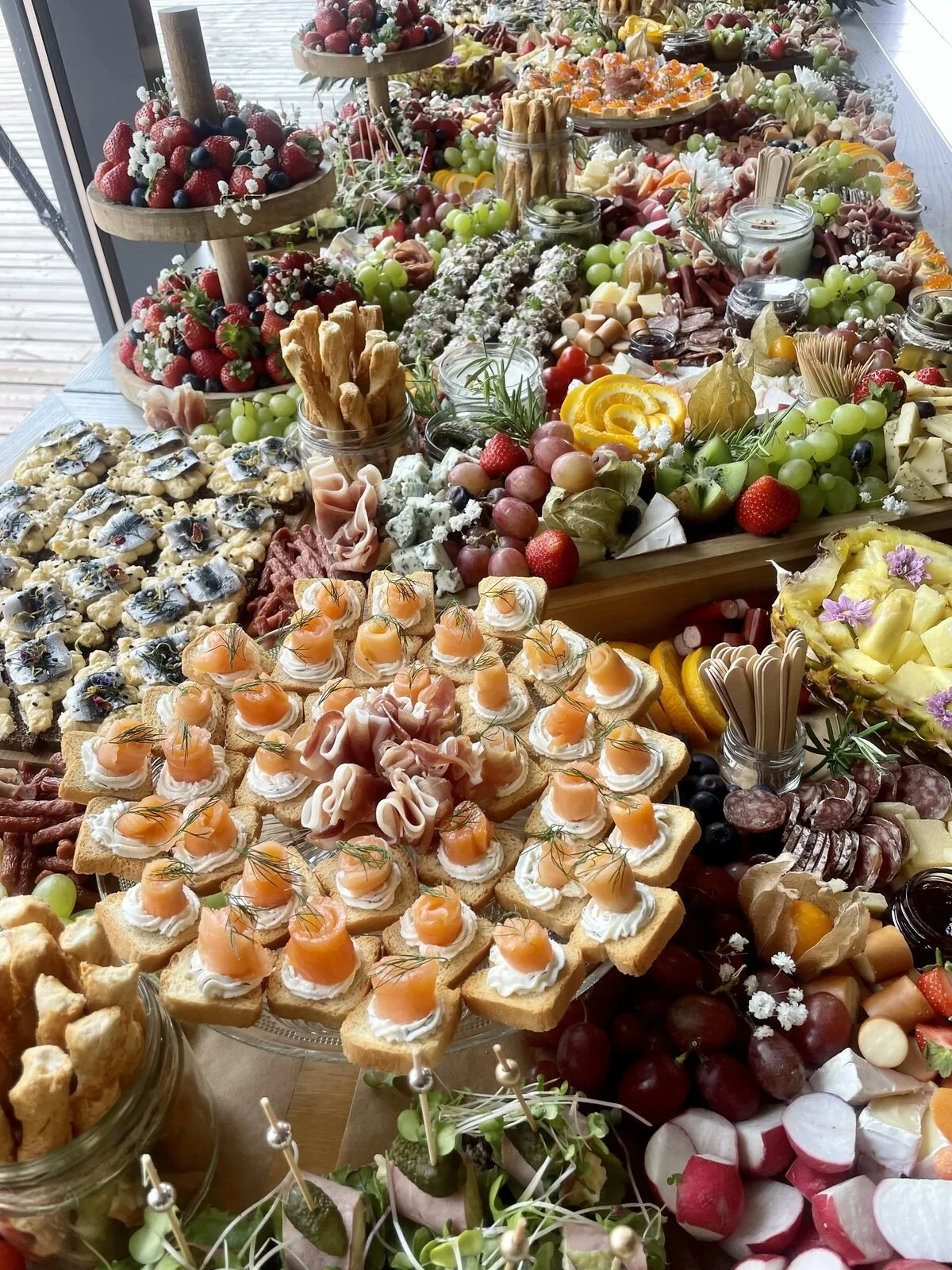 Külluslik snäkilaud lilledega
